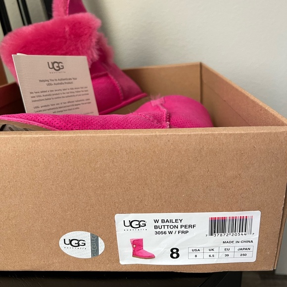 UGG Bailey button in Vibrant Pink. Boots - Picture 2 of 3